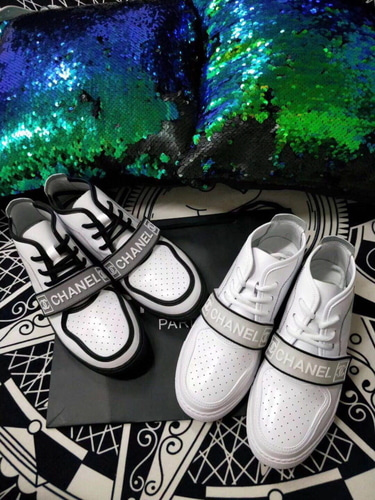 CHANEL 샤넬 펀칭 로고 스니커즈