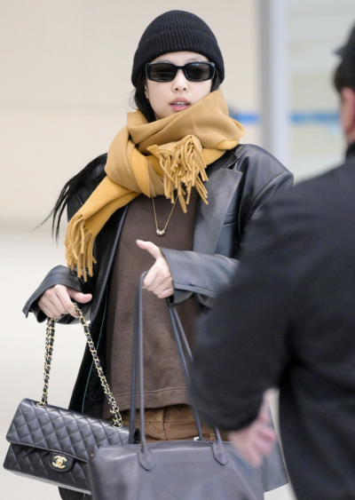 2위 [블랙핑크 제니] CHANEL 샤넬 클래식 캐비어 플랩백 (금장/은장)