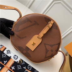 LOUIS VUITTON 루이비통 모노그램 리버스 M44604신상