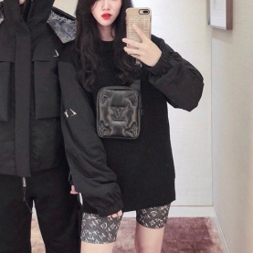 LOUIS VUITTON 루이비통 어시메트리컬 슬링 백 M68773 2020/신상