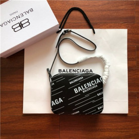 BALENCIAGA 발렌시아가 카메라백 25CM B379