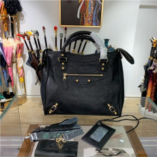 BALENCIAGA 발렌시아가 자이언트 벨로백 B216A 신상