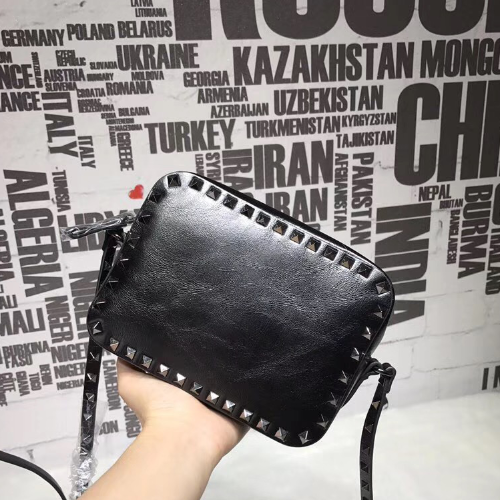 VALENTNIO 발렌티노 락스터드 크로스백 20CM V50161