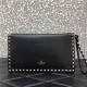 VALENTNIO 발렌티노 락스터드 스트랩 플랩 클러치백 B0399-3