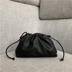 BOTTEGA VENETA 보테가베네타 버터카프 파우치백 미듐 585852