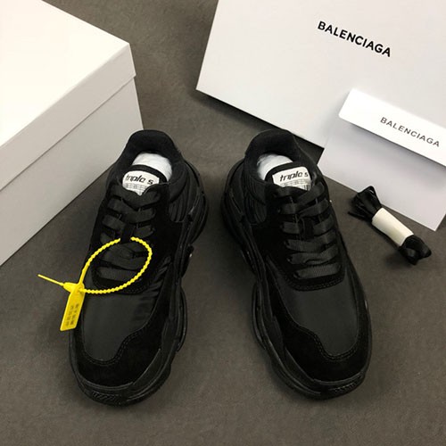 BALENCIAGA 발렌시아가 트리플S 남여공용 스니커즈 A717638380