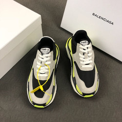 BALENCIAGA 발렌시아가 트리플S 남여공용 스니커즈 A717638380