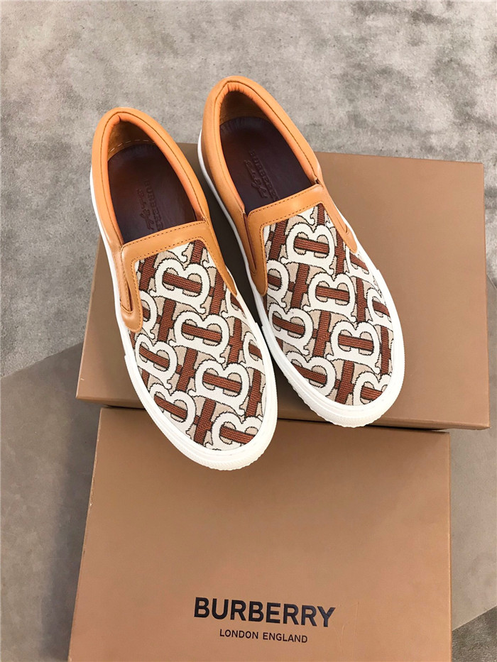 BURBERRY 버버리 남성용 슬립온 B64050