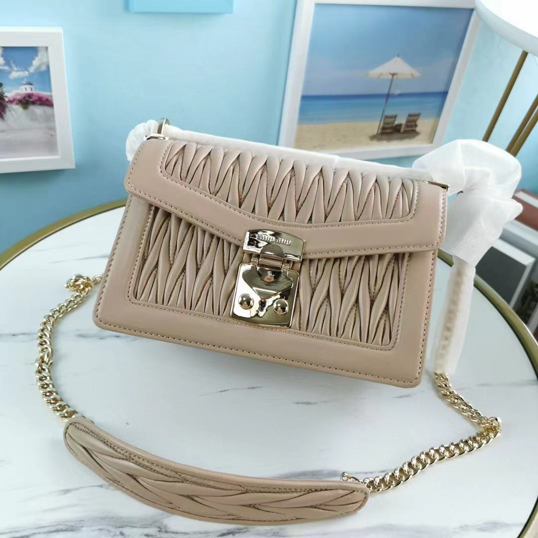 MIUMIU 미우미우 컨피덴셜 마틀라세 숄더백