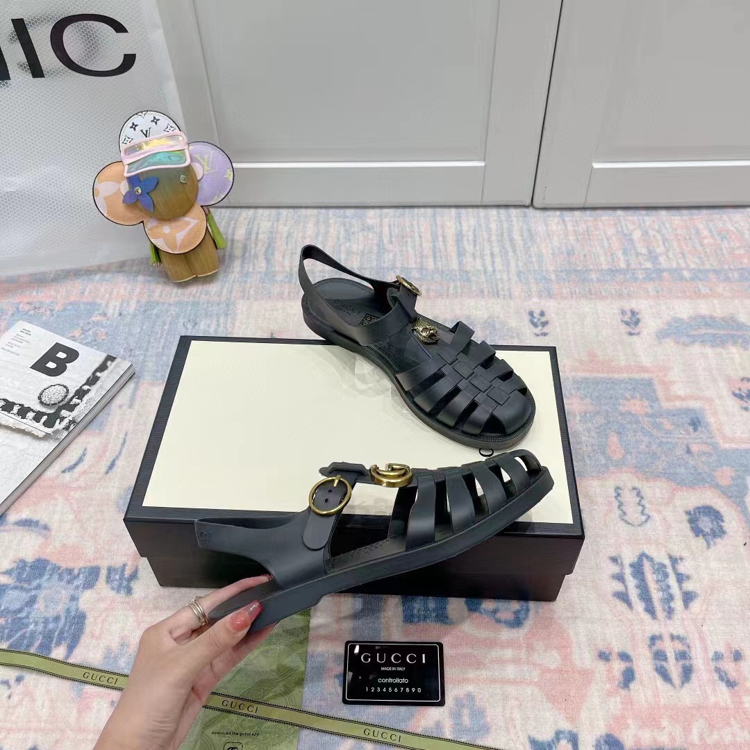 GUCCI 구찌 러버 버클 스트랩 샌들