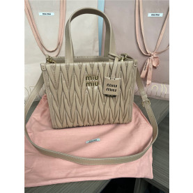 MIUMIU 미우미우 마테라쎄 나파 가죽 토트백 5BG263