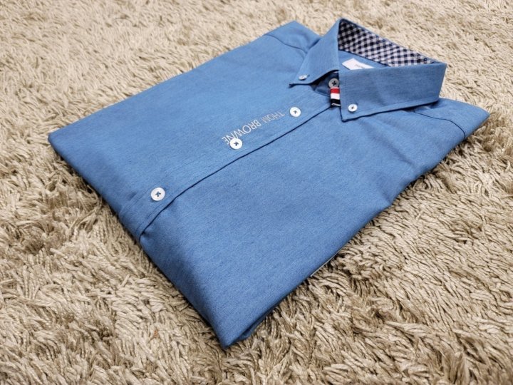 THOM BROWNE 톰브라운 청 슬로그 모던 하프 셔츠