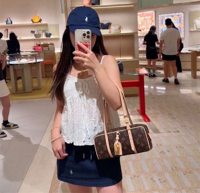 LOUIS VUITTON 루이비통 행 온 숄더백 M47031