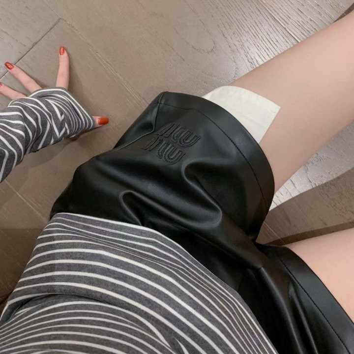 MIUMIU 미우미우 레더 숏팬츠